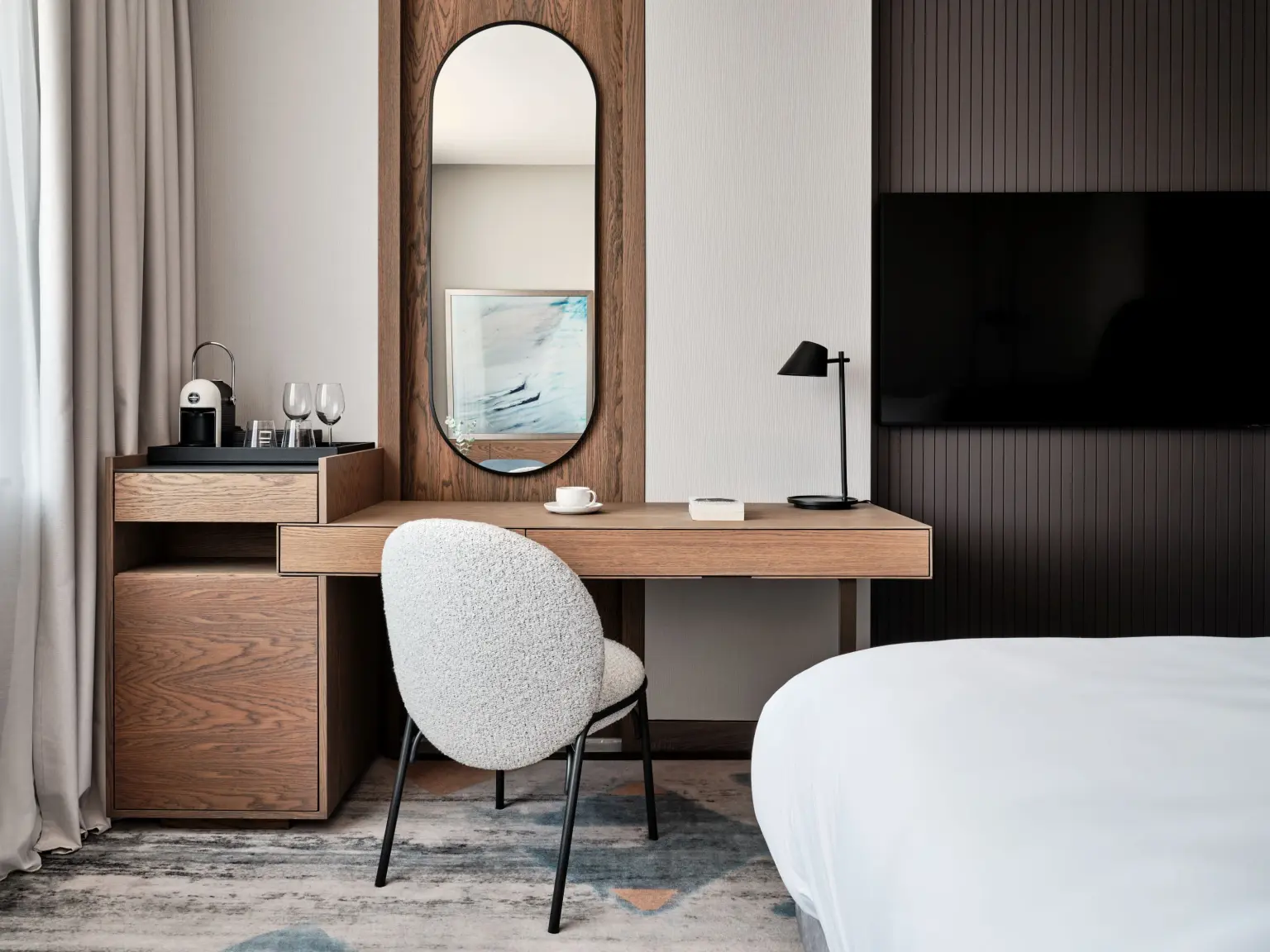 Хотелска стая в Crowne Plaza Sofia с тънки и blackout пердета, изпълнени от Велекс ИНК
